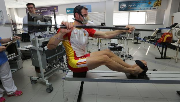El piragüista Saúl Craviotto realiza pruebas en la Unidad Regional de Medicina Deportiva, en Avilés. / MARIETA