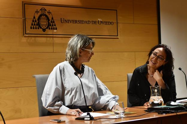 Mercedes de Soignie conversa con Isabel Marina, ayer, en el Aula de Cultura. / DIANA BAIZÁN